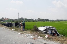 Hai ô tô va chạm rồi lật xuống ruộng, 1 người chết, 7 người bị thương