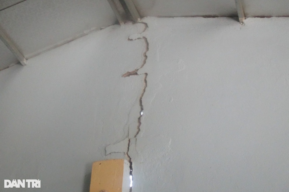 Đồi nứt hàng trăm mét, nhiều hộ dân luôn canh cánh... sẵn sàng bỏ chạy - 3 Đồi nứt hàng trăm mét, nhiều hộ dân luôn canh cánh... sẵn sàng bỏ chạy - 3