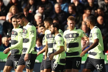 Man City lên ngôi đầu bảng, Chelsea thua thảm trước Brighton