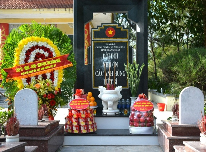 Bia tưởng niệm tại Nghĩa trang Liệt sĩ Trường Sơn.