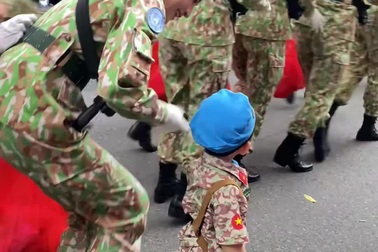 Em bé hóa trang chiến sĩ "mũ nồi xanh" đốn tim đoàn diễu binh A80