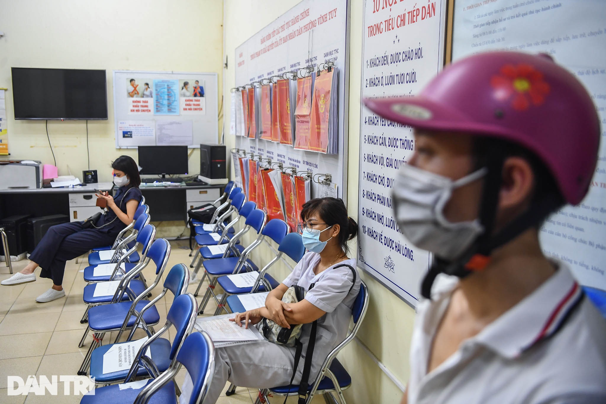 Xuyên đêm chờ ở trụ sở UBND phường làm thủ tục cấp giấy đi đường - 1 Xuyên đêm chờ ở trụ sở UBND phường làm thủ tục cấp giấy đi đường - 1