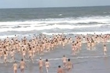 Kỷ lục mới về… số người tắm khỏa thân đông nhất