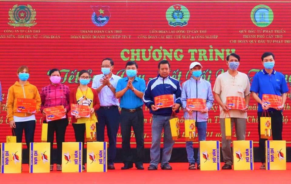 Ấm lòng Phiên chợ nghĩa tình chăm lo đời sống công nhân Cần Thơ - 1