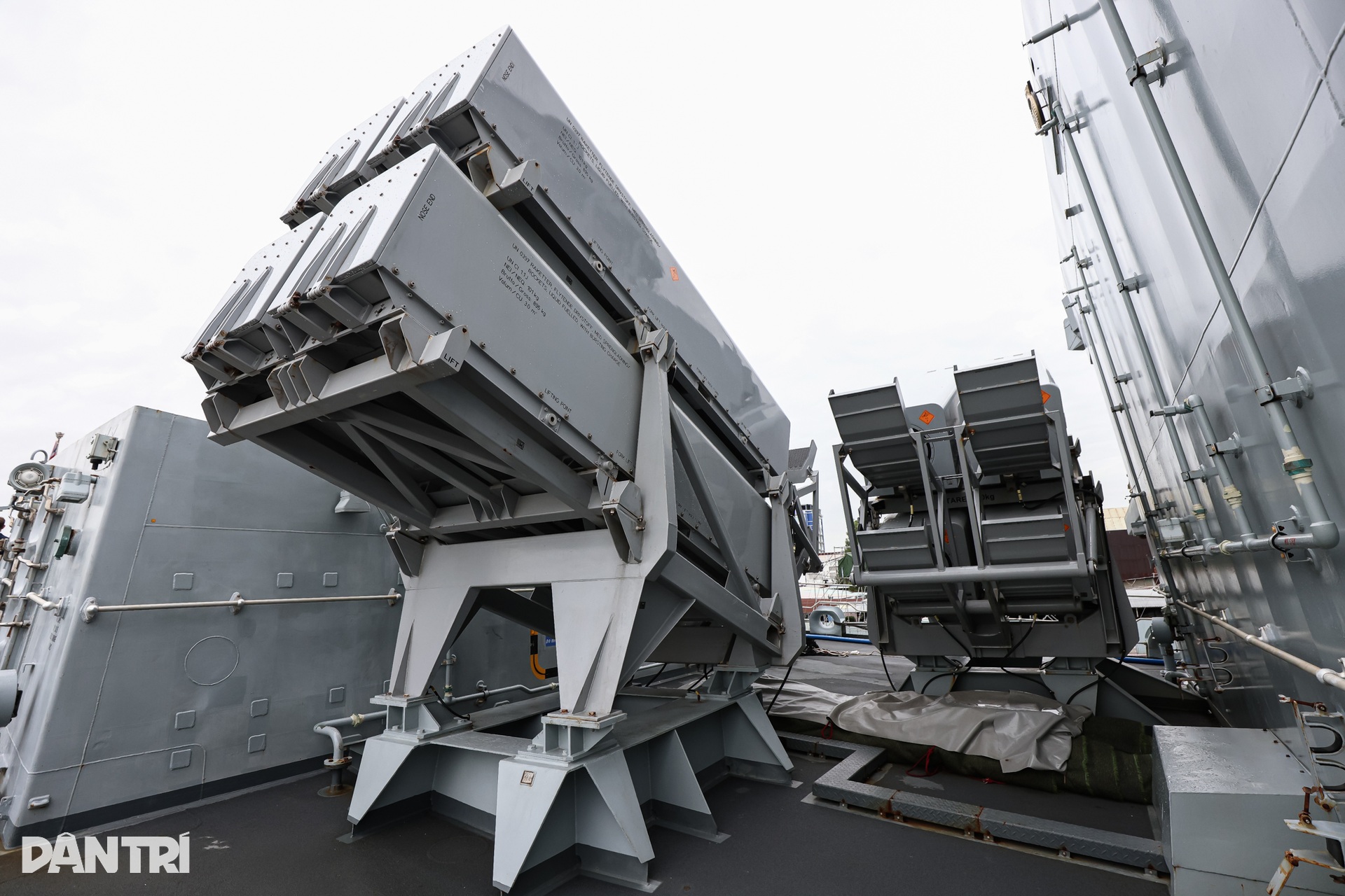 Dàn vũ khí tối tân của tàu Hải quân Hoàng gia Anh vừa cập bến Nhà Rồng - 3