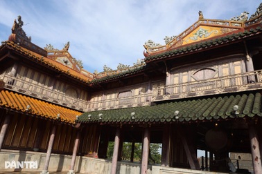 Lầu Ngũ Phụng trên cổng Ngọ Môn Huế xuống cấp, nhiều cột bong tróc lớp sơn