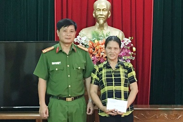 Tuyên dương người phụ nữ nhặt ve chai nhờ công an trả 15 triệu đồng cho người đánh rơi