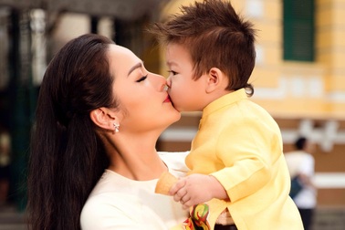 Nhật Kim Anh được “quý tử” hôn môi dưới phố xuân