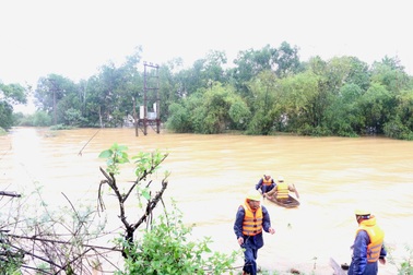 Điện lực Hà Tĩnh căng mình đảm bảo lưới điện vận hành an toàn trong mưa lũ