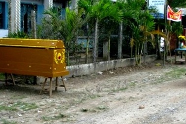 Đặt quan tài trước nhà phản đối cưỡng chế đất