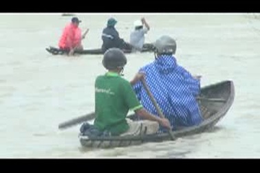 Băng qua đường ngập, một phụ nữ bị lũ cuốn mất tích