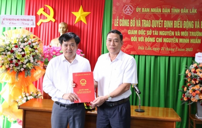 ông Nguyễn Minh Huấn nhận quyết định giữ chức vụ Giám đốc Sở Tài nguyên và Môi trường