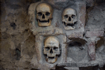 Kỳ dị ngọn tháp xây bằng sọ người ở Serbia