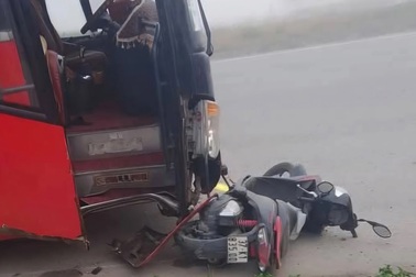 Gia đình 3 người thương vong sau cú va chạm với xe chở công nhân