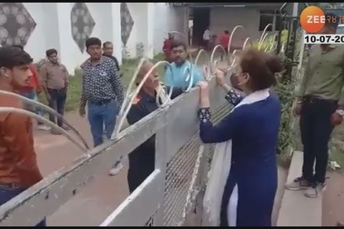 Cô gái gào khóc khi bạn trai cưới người mới