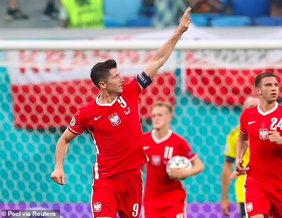 Lewandowski không cứu nổi Ba Lan, Ukraine nhận quà từ trên trời rơi xuống - 1 Lewandowski không cứu nổi Ba Lan, Ukraine nhận quà từ trên trời rơi xuống - 1