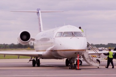 Máy bay hoãn chuyến, hãng hàng không "mở tiệc" bánh pizza “xin lỗi” khách hàng