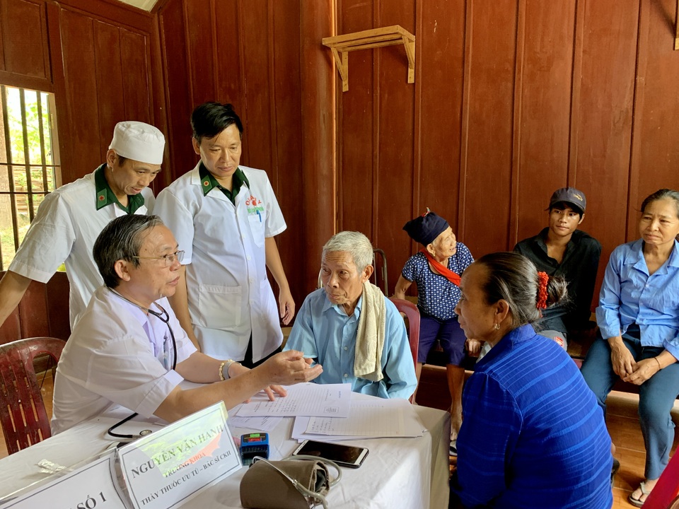 Bác sĩ quân y chăm sóc sức khỏe cho quân dân khu vực biên giới - 13 Bác sĩ quân y chăm sóc sức khỏe cho quân dân khu vực biên giới - 13