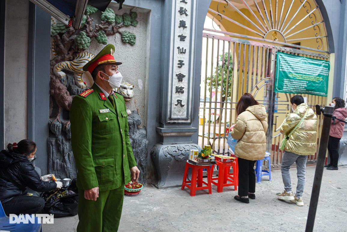 Người Hà Nội xếp hàng vái vọng từ xa, nhét tiền cầu may qua khe cửa - 14 Người Hà Nội xếp hàng vái vọng từ xa, nhét tiền cầu may qua khe cửa - 14