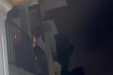 Người đàn ông liều mình cứu người treo lơ lửng ngoài ban công khách sạn