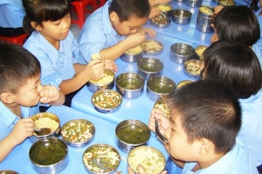 Lo ngại ngộ độc thực phẩm trong trường học