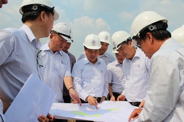 Chủ tịch HĐTV EVNNPT Đặng Phan Tường kiểm tra các dự án truyền tải điện giải phóng công suất TTĐL Vĩnh Tân