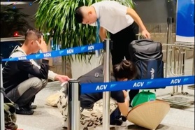 Chiếc cân “thị phi” giữa sân bay: Mất hình ảnh hay ý thức kém phải làm chặt