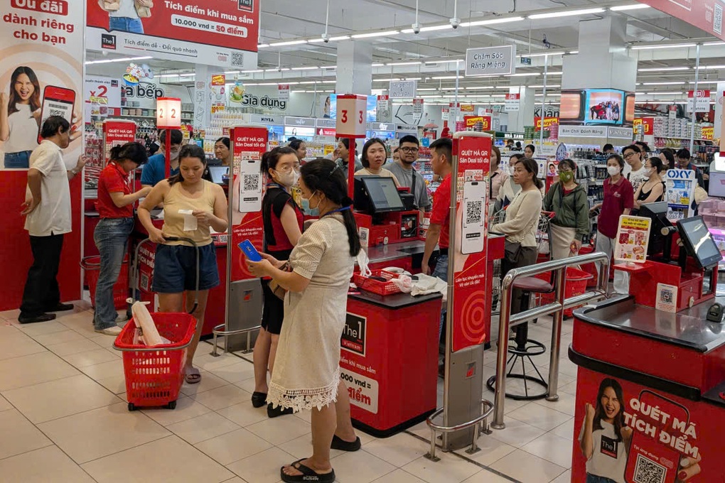 Người dân Gia Lai hối hả tích thực phẩm, chằng chống nhà đón bão Kalmaegi - 2 Người dân Gia Lai hối hả tích thực phẩm, chằng chống nhà đón bão Kalmaegi - 2