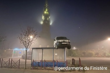 Xe van 5 chỗ bị nhấc bổng lên bến đỗ xe bus, có phải hiện tượng siêu nhiên?