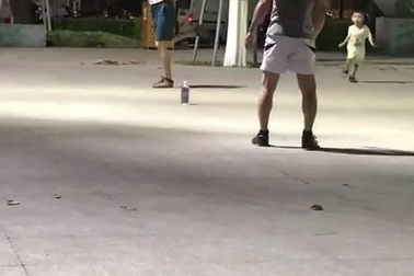 Hai người đàn ông với kỹ thuật đá cầu uyển chuyển như… múa