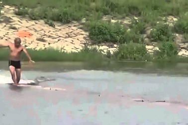 Võ sư Thích Lý Lượng lập kỷ lục chạy trên mặt nước với chiều dài 125m