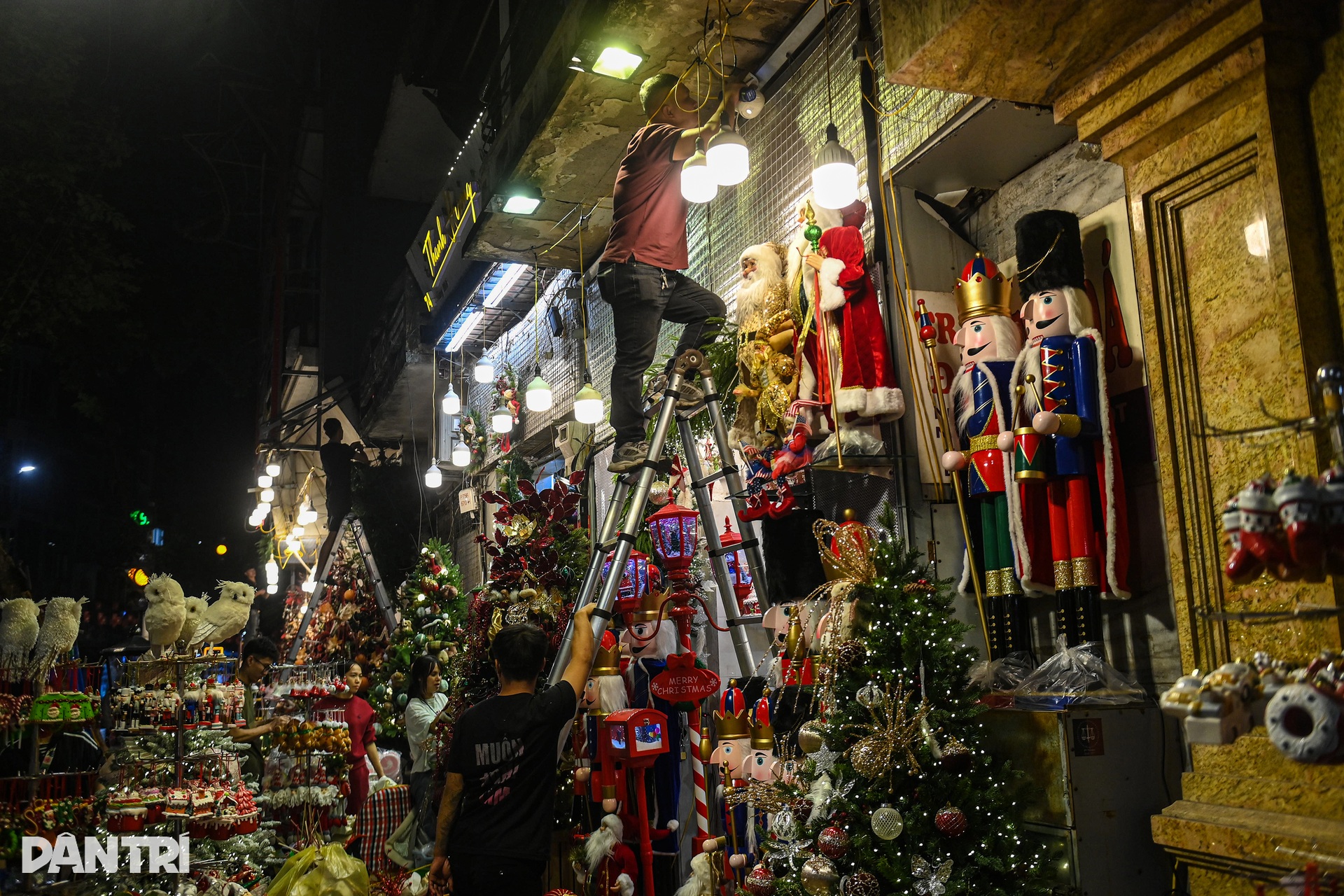 Xuyên đêm tháo mái che, mái vẩy và dọn dẹp vỉa hè trên phố Hàng Mã - 8