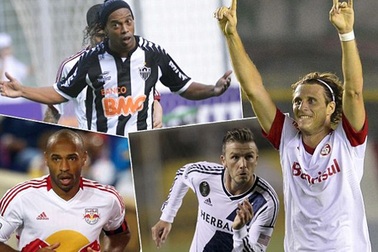 Nối gót Beckham, Ronaldinho, Henry,  Forlan ghi bàn từ...chấm phạt góc