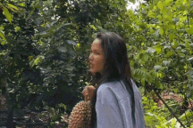 Video H'Hen Niê về quê nhặt sầu riêng bỗng "gây sốt", hút 10 triệu lượt xem