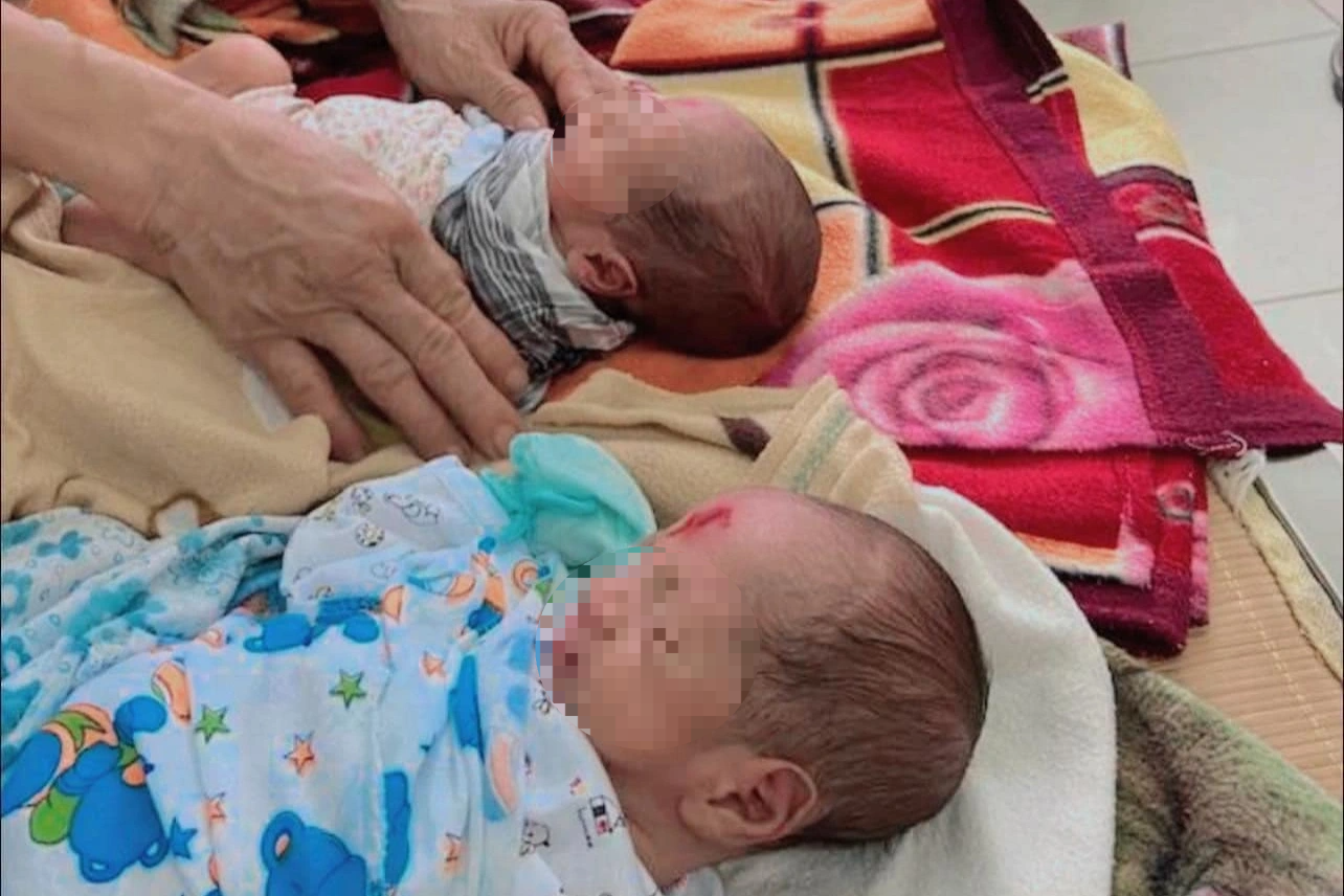 2 trẻ sơ sinh bị bỏ rơi ven đường, một gia đình nhận chăm sóc 3 tháng - 1