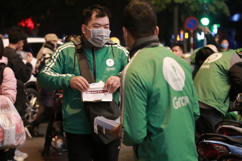 Khẩu trang đắt hàng trên phố đi bộ đêm giao thừa - 2 Khẩu trang đắt hàng trên phố đi bộ đêm giao thừa - 2