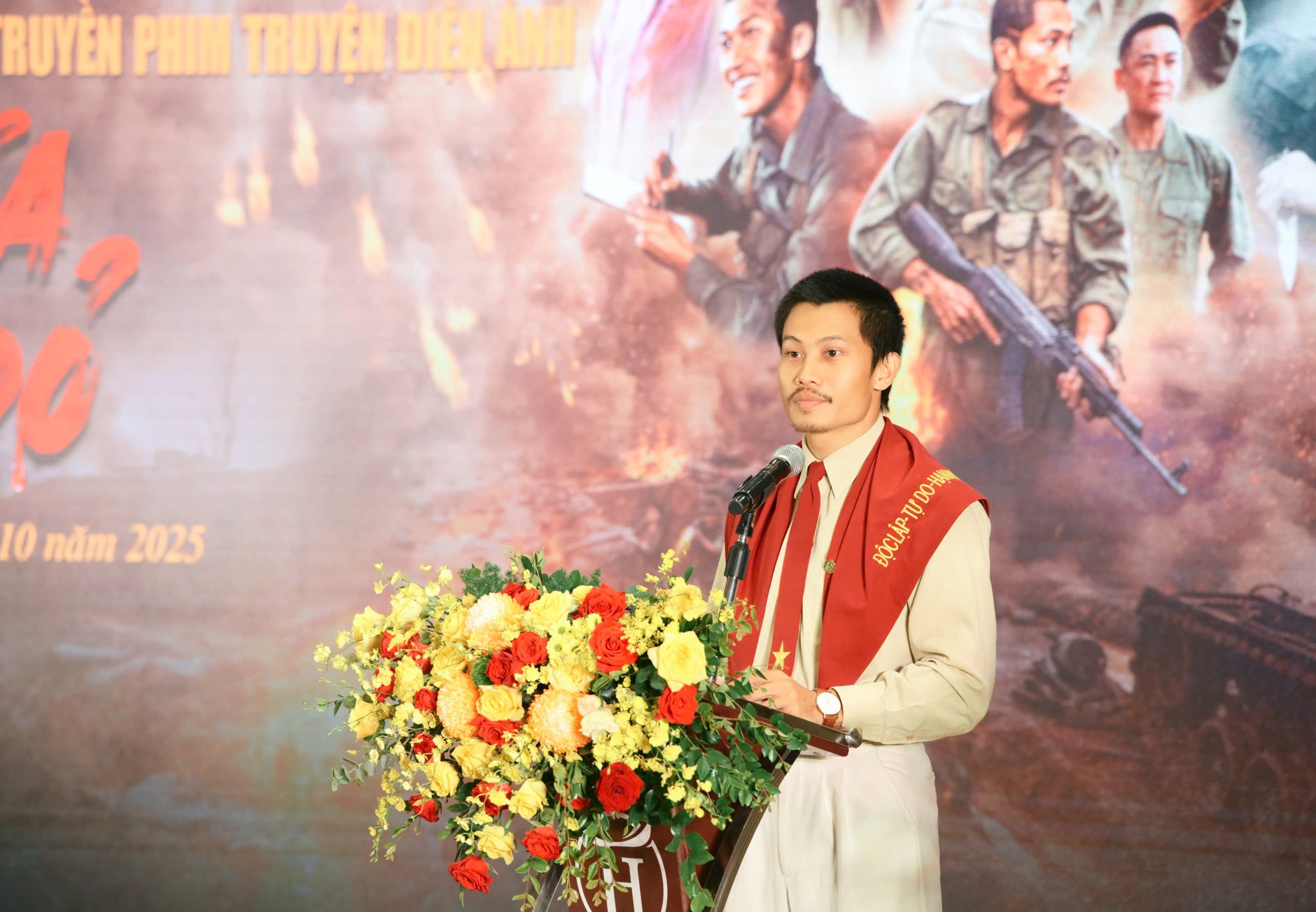 Dàn diễn viên phim Mưa đỏ nhận bằng khen của Bộ trưởng Bộ Quốc phòng - 2