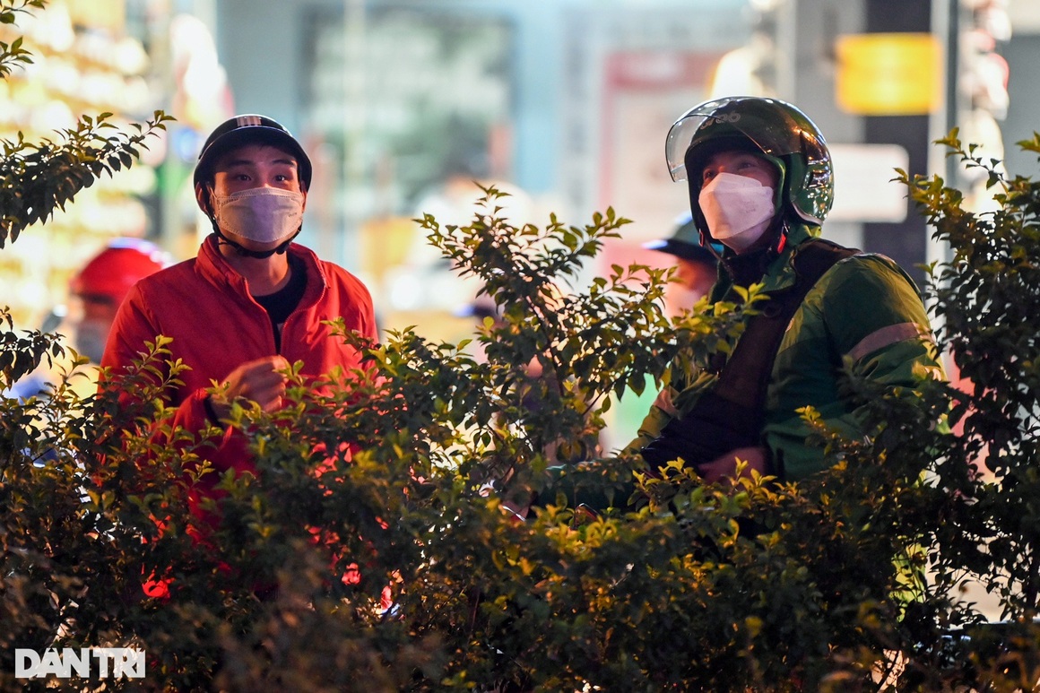 Hàng trăm người tràn ra lòng đường hóng xem vụ bắt ông Trịnh Văn Quyết - 13 Hàng trăm người tràn ra lòng đường hóng xem vụ bắt ông Trịnh Văn Quyết - 13