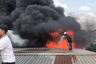 TPHCM: Cháy hàng hơn 5.000m2 nhà xưởng tại KCN Nhị Xuân