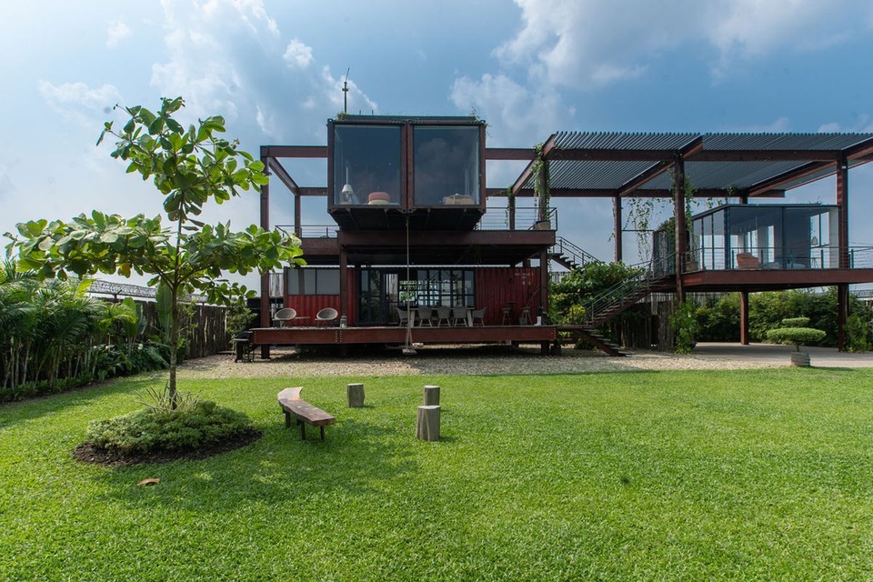 Khó tin nhà 3 tầng đẹp như resort được làm từ container - 2 Khó tin nhà 3 tầng đẹp như resort được làm từ container - 2