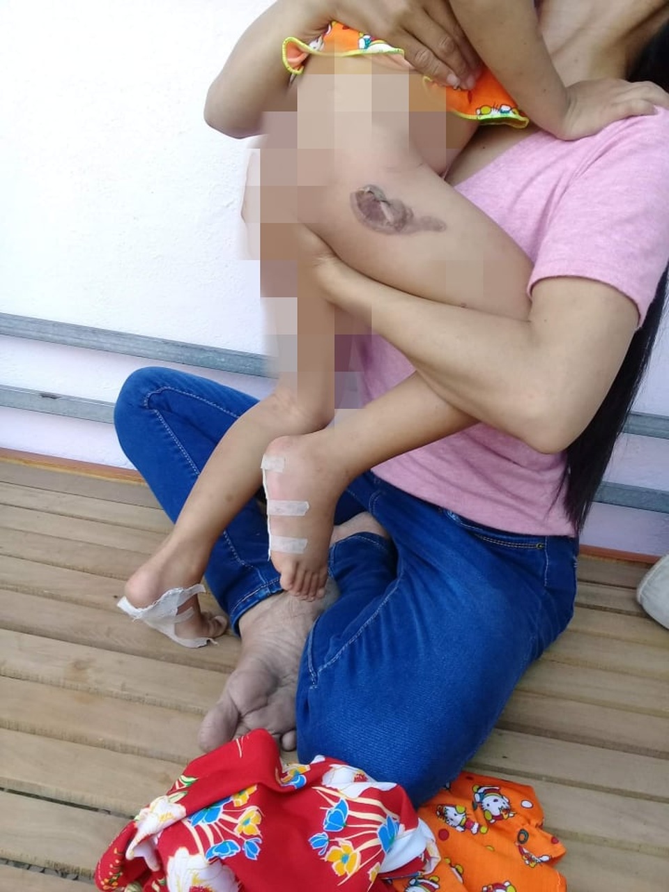 Nghi án bé gái bị cha dượng đánh đập, dí người vào ống pô nóng - 4 Nghi án bé gái bị cha dượng đánh đập, dí người vào ống pô nóng - 4