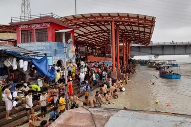 Hơn 1.000 ca tử vong mỗi ngày, người Ấn Độ vẫn chen chúc tắm trên sông Hằng