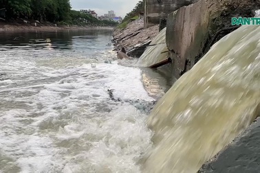 Dòng nước đặc quánh, bốc mùi hôi thối đổ trực tiếp ra sông Tô Lịch