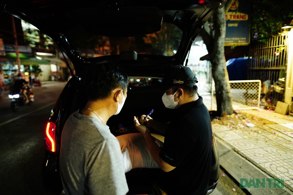 Nửa đêm hối hả đi góp gạo cho cây ATM gạo của người nghèo - 10 Nửa đêm hối hả đi góp gạo cho cây ATM gạo của người nghèo - 10
