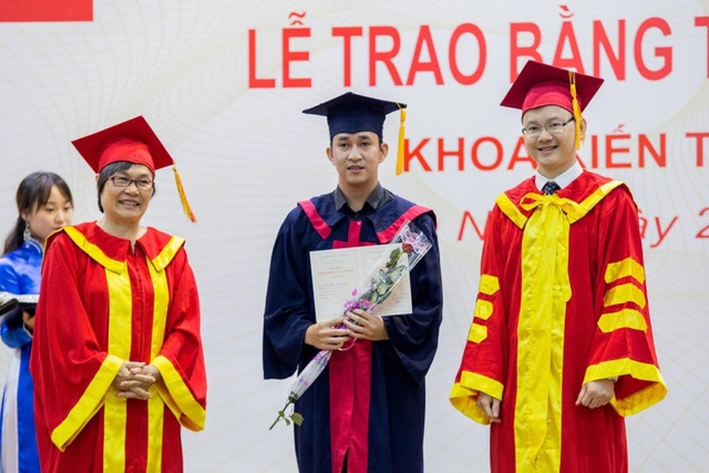 Lễ phục tốt nghiệp của các trường đại học Việt Nam học hỏi nước ngoài - 5 Lễ phục tốt nghiệp của các trường đại học Việt Nam học hỏi nước ngoài - 5