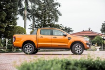 Thuế tăng, giá đội thêm 400 triệu đồng, xe bán tải hết cửa về Việt Nam