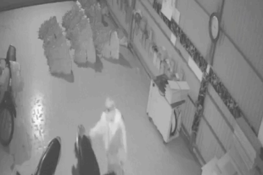 Kẻ gian đột nhập nhà dân, bình thản đi lại, còn đóng cửa cho gia chủ