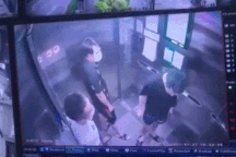 Nam thanh niên Hà Nội khạc nhổ, vứt khẩu trang bẩn ở thang máy chung cư