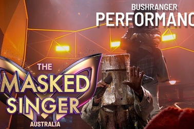 Thí sinh mang biệt danh Bushranger trình bày ca khúc "Poker Face" tại cuộc thi "The Masked Singer" năm nay