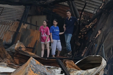 Chủ nhà kể vụ cháy kênh Tàu Hủ: Đồ đạc thành tro, heo đất không kịp mang đi